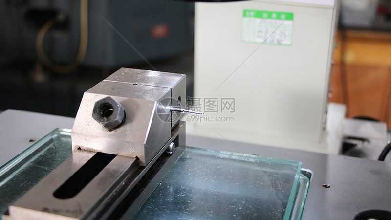 数控机床导轨材质与类型：揭秘加工精度的秘密通道